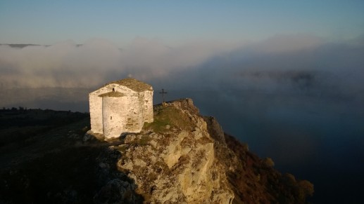 Церковь села Пчелинцы на рассвете